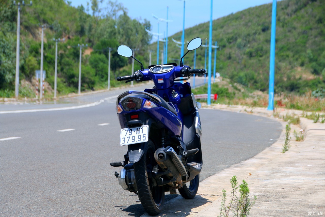 越南公路上很少汽車,幾乎都是摩托,很難想像