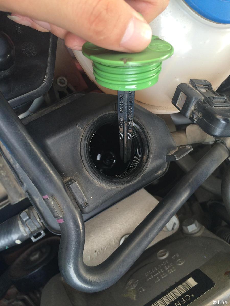 打开助力油壶盖子,下面连着标尺,冷车状态下检查是否在标准刻度范围内