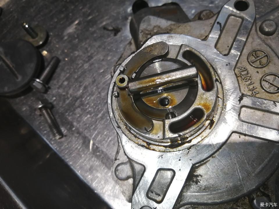 宝马的刹车真空泵漏油 不用换整个真空泵 简单维修办法来了