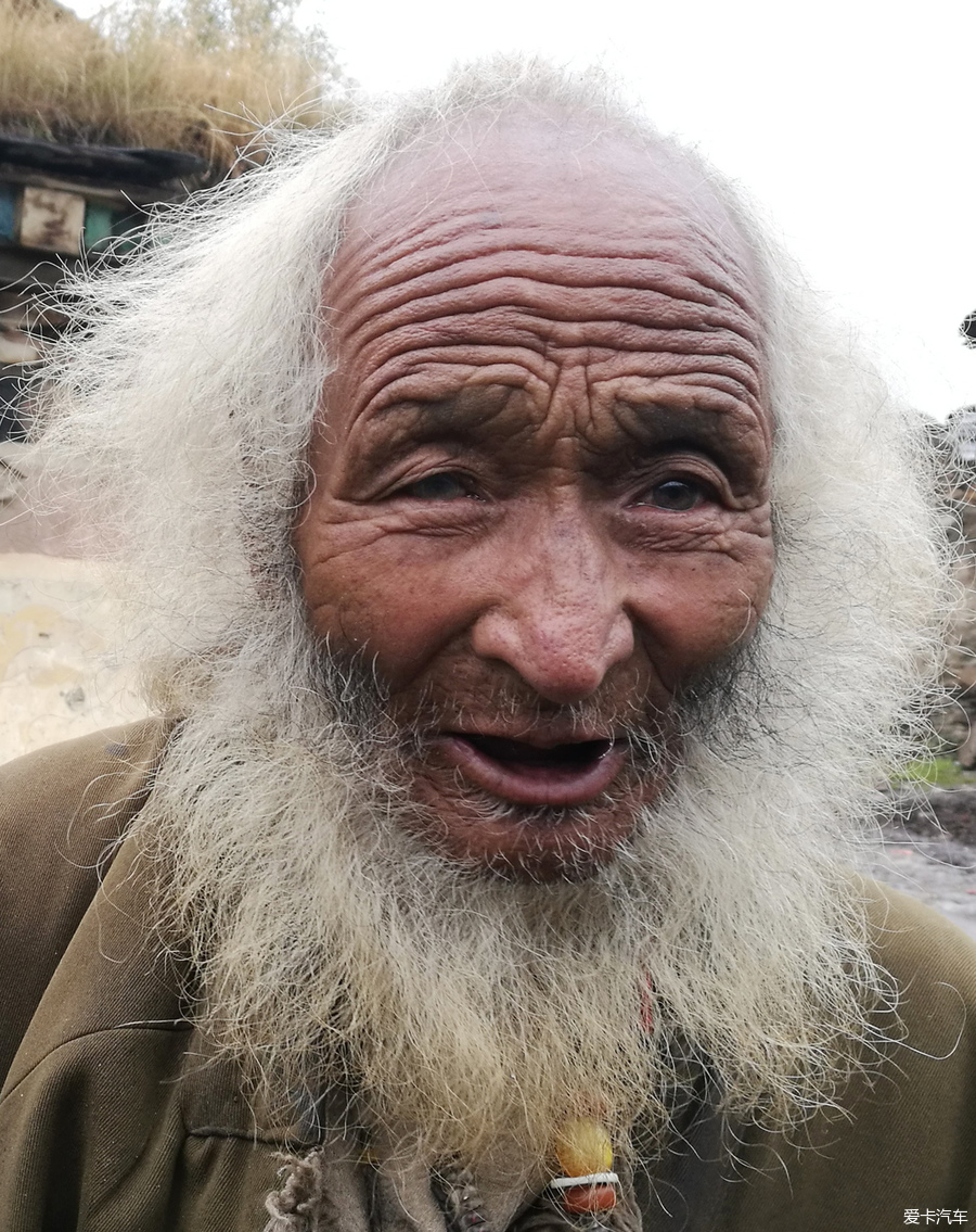 村里长寿的人很多,这位白发白须的老大爷,让我们感到了一股仙气,真不