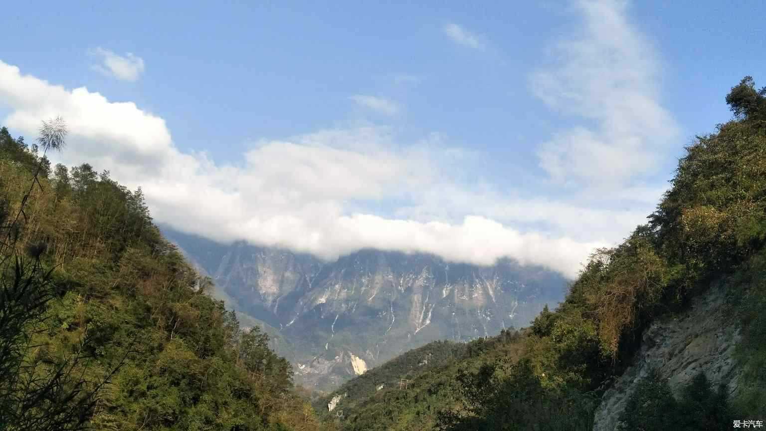 清晨的大山空气清晰,云雾缭绕