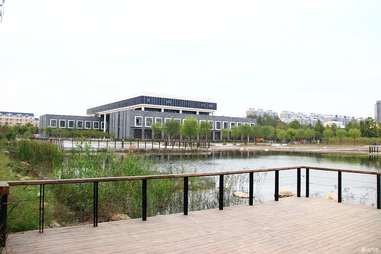 天津城建大学鸣飞湖图片