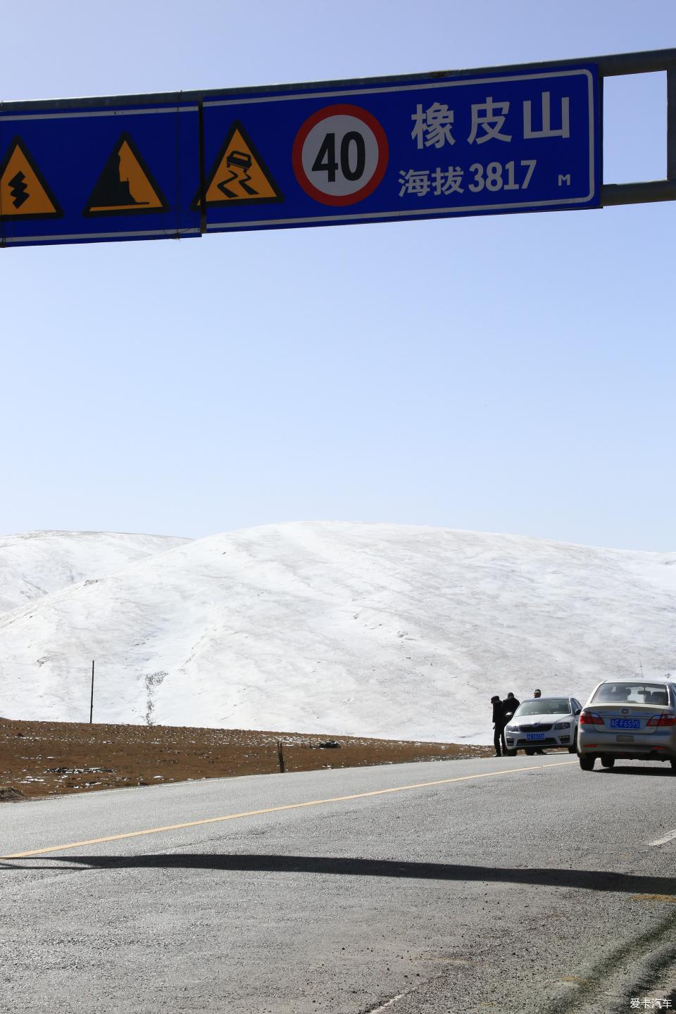 橡皮山垭口表示,青海湖区早前下过一场大雪