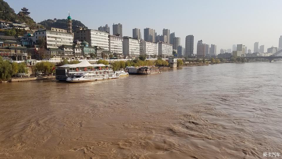 走上中山橋,黃河的波濤滾滾東流,氣勢磅磗.