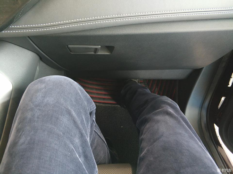 坐在副驾驶位置,双腿伸直后空间依然很宽敞