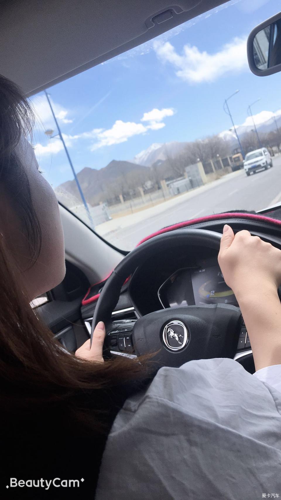 女人开车兜风的图片图片