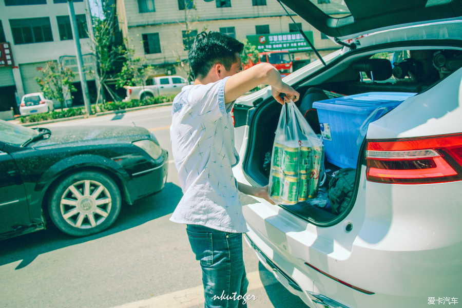 Q Bomb Men and Women Cool Travel Notes: Self-driving to play in the water on Changshou Island , suspected to be a Q-model Water Splashing Festival? Show off a touch of koi color