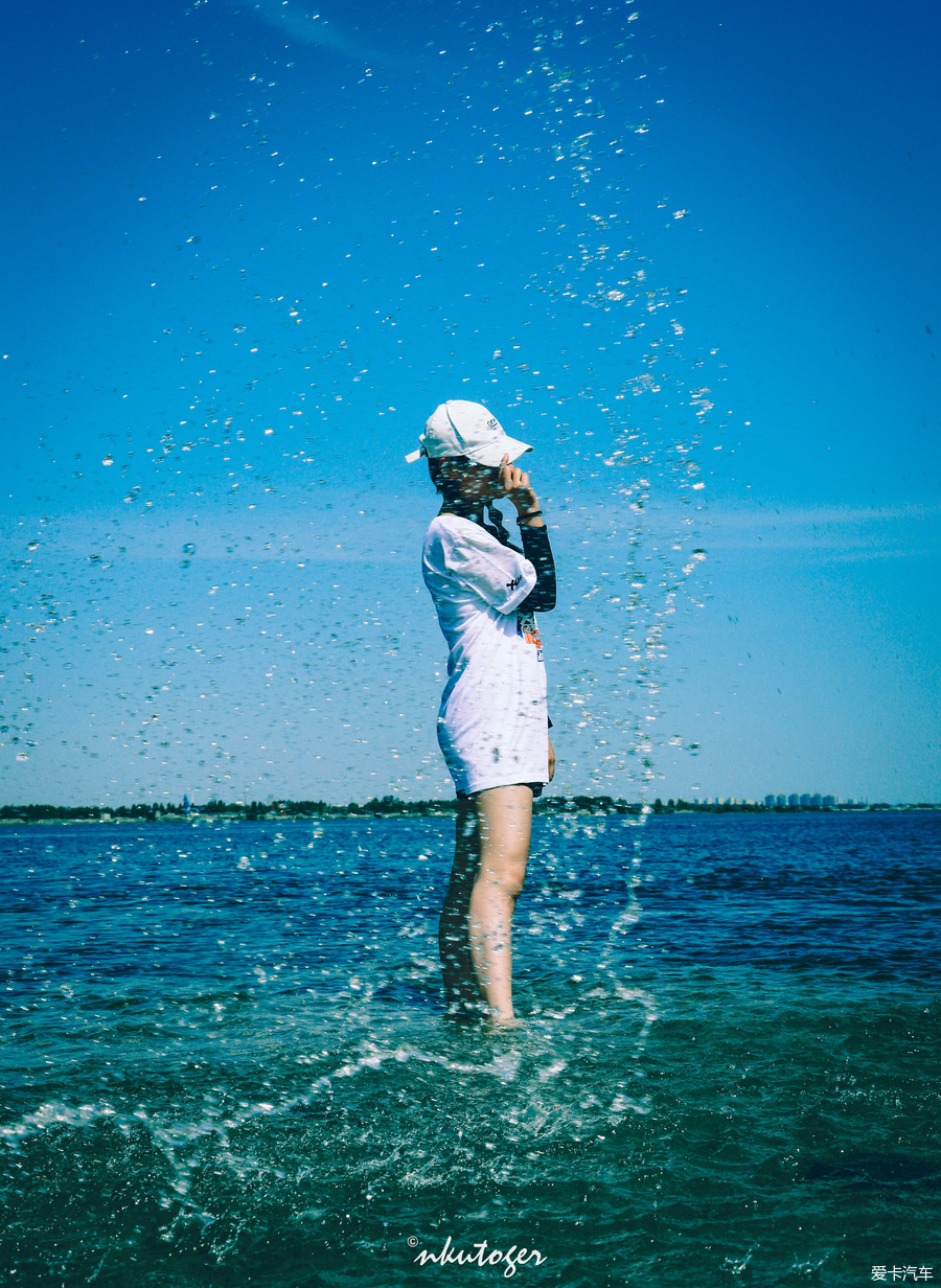 Q bomb men and women’s cool travel notes: Driving to play in the water on Changshou Island, suspected of Q model Water Splashing Festival? Show off a touch of koi color