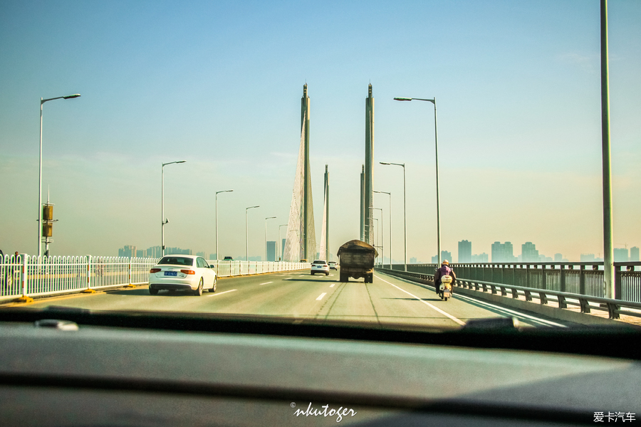 QDiary of cool travels between men and women: Driving to play in the water on Changshou Island, suspected of being a Q-model Water Splashing Festival? Show off a touch of koi color