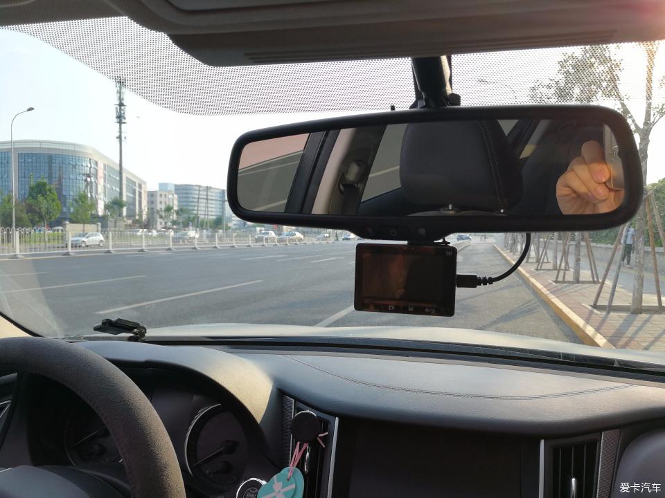 英菲尼迪q50l进享版后视镜取电安装行车记录仪