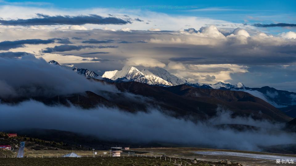 貢嘎山在雲裡