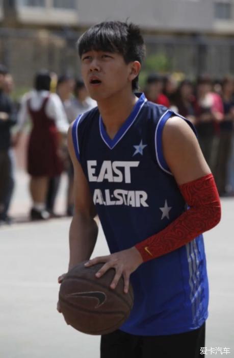 杨紫李现大学旧照曝光老同学篮球赛上同场颜值差太多险认不出