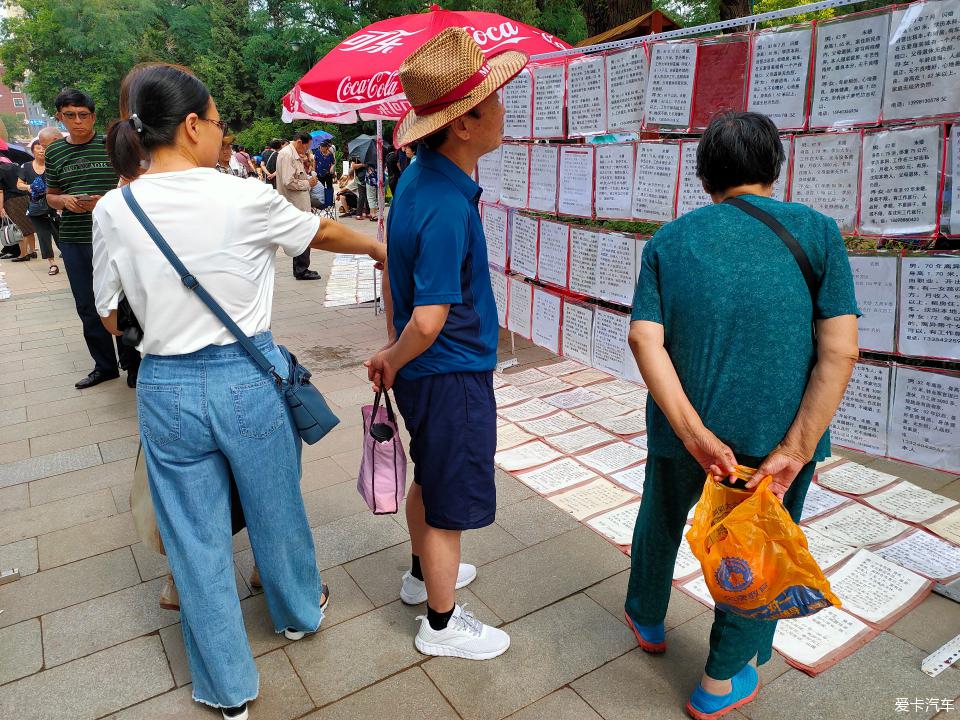 南湖公園的剩男剩女堪比春運連老人都趕來幫相親