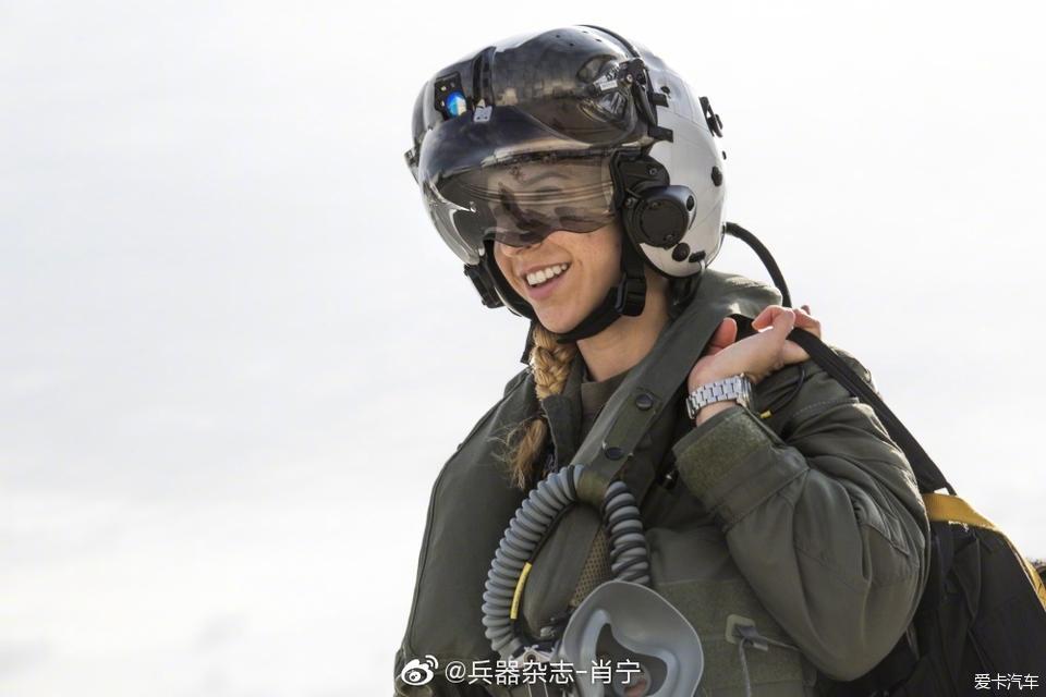 美國海軍陸戰隊第一名女性f35b飛行員最近完成了機種訓練