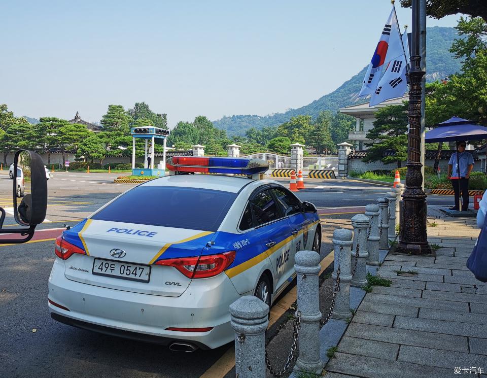 警車的牌照看起來似乎與普通車牌照區別不大.