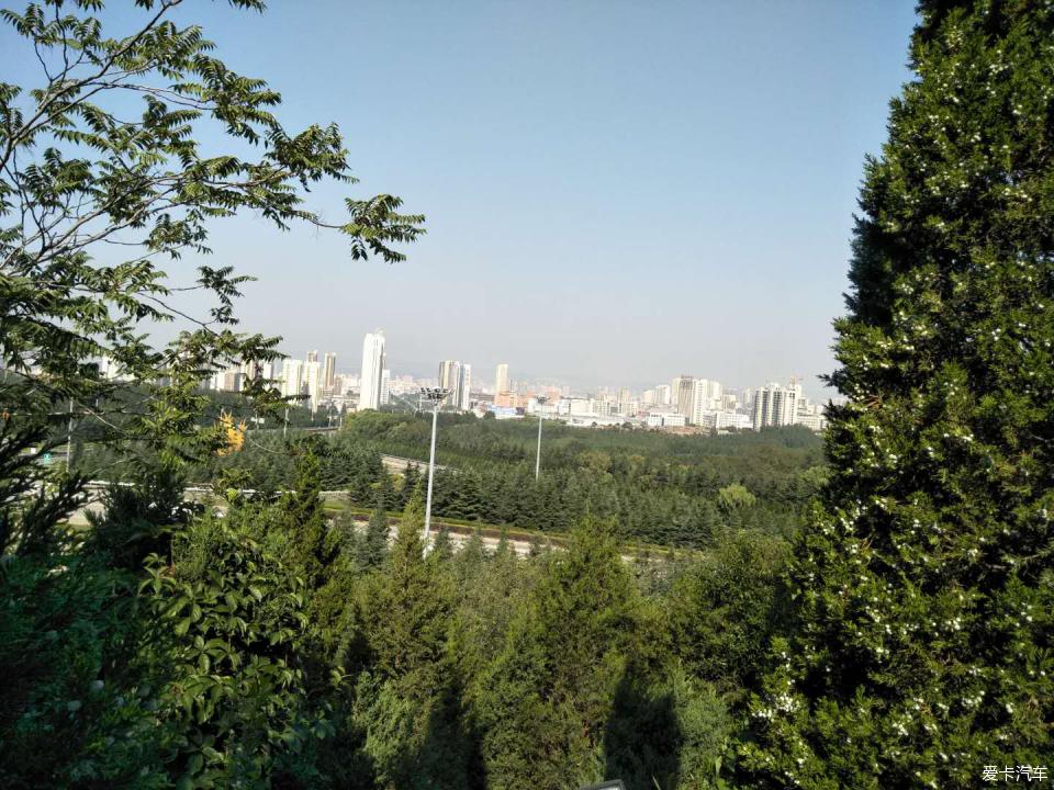 凤凰岭森林公园位于晋城的东面,站在高处能看到远处的城市