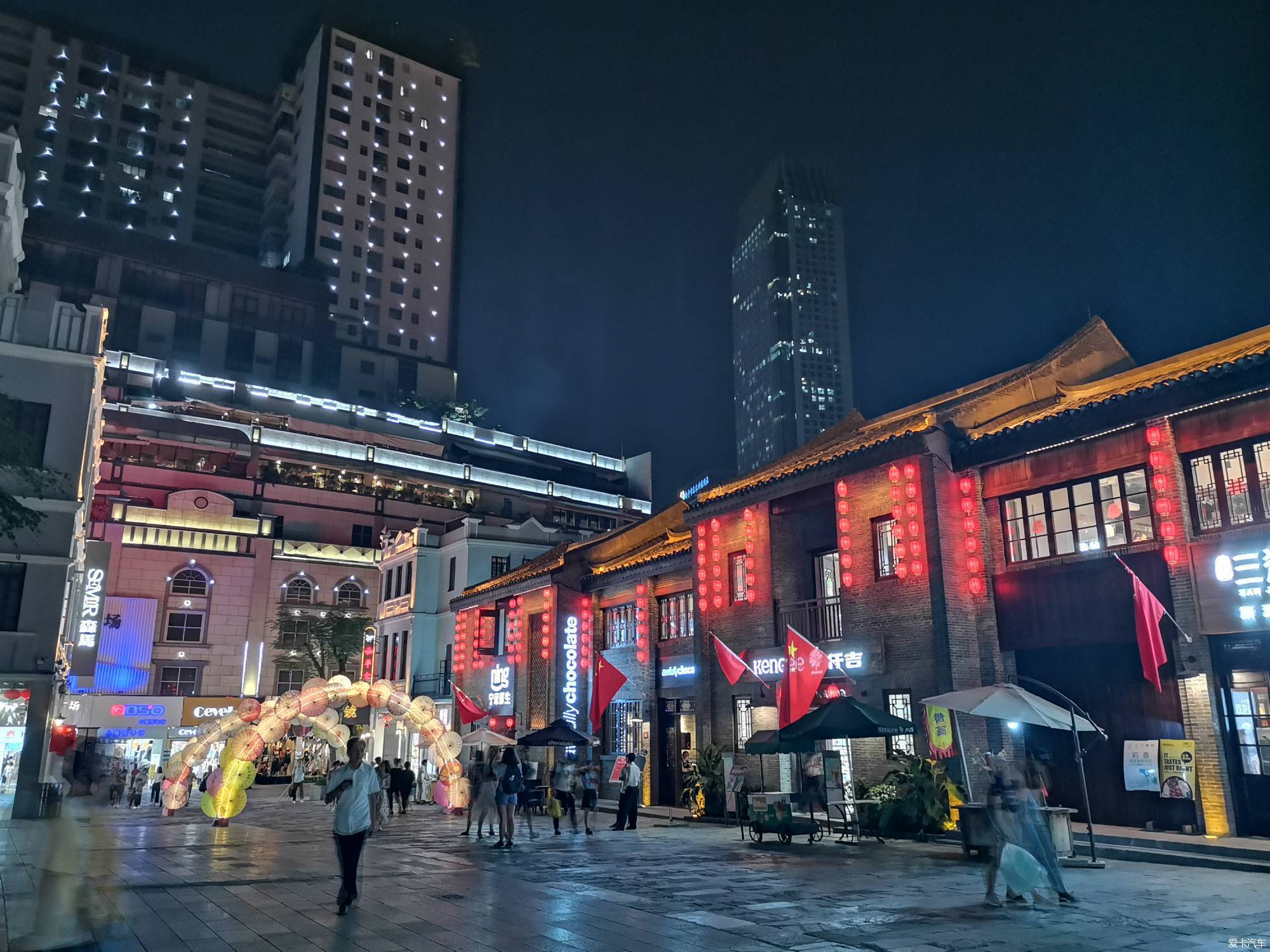 夜幕下喧闹的南宁市 中山路美食街