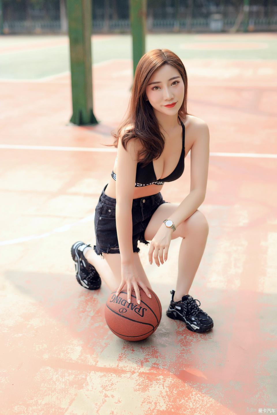 教练，我想打篮球——性感 “篮球宝贝”与小六的邂逅