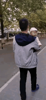 宝宝的第一辆专属座驾—爸爸的肩膀，又宽又高