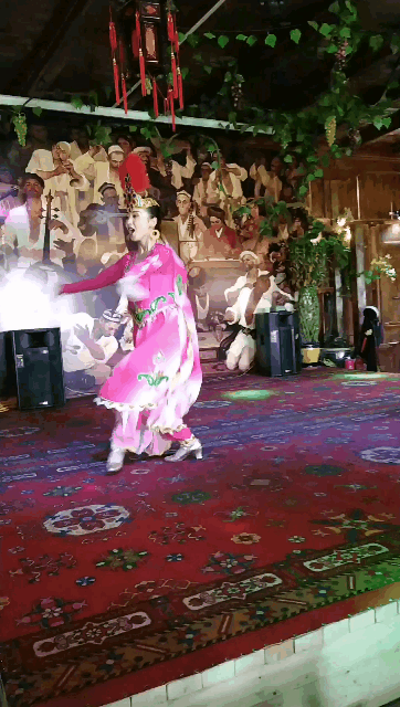 维族小姐姐眉目传情，动作优雅极具开放性的舞蹈让我心动了！