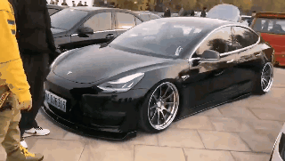 一大堆M Power中混入了一台气动Model 3