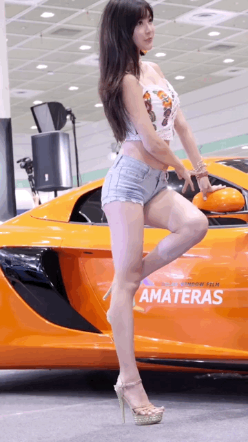 豪车旁边的美女