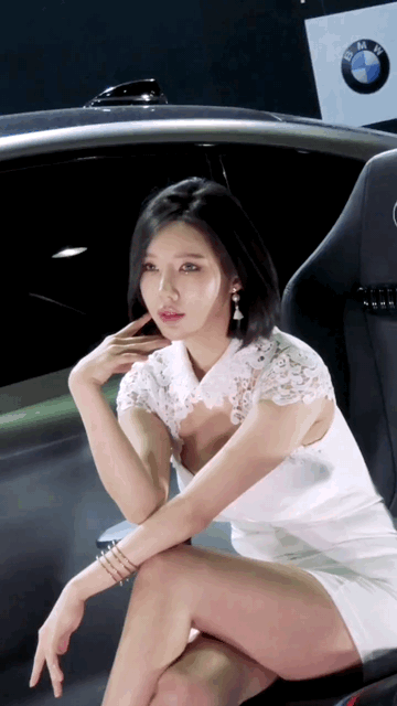 近距离看美女车模，很像一位明星，发现没？