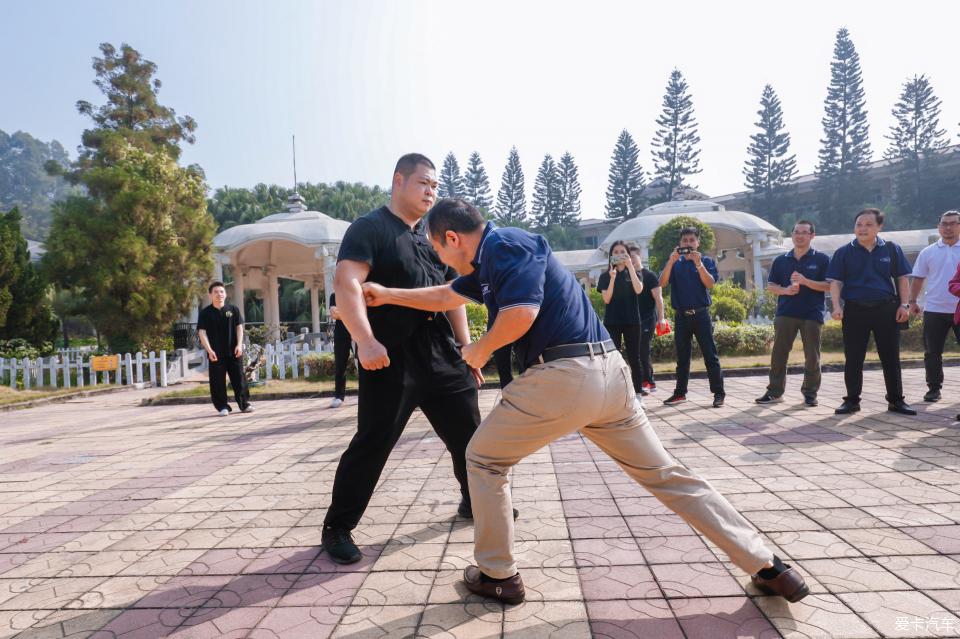 硬氣功 是真的 讓車主們上前打肚子 感覺像打在輪胎上