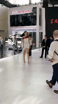 广州车展上的长腿美女车模姐姐！