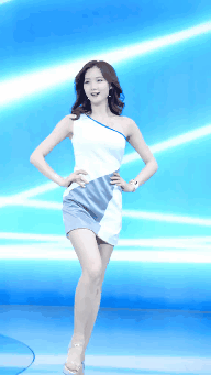 车模小姐姐走秀表演！