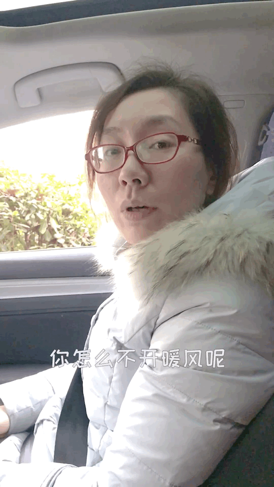 暖风热量来自发动机，可关闭A/C（制冷和除湿）不耗油，但暖风除雾慢，可开启A/C或外循环加快除雾。