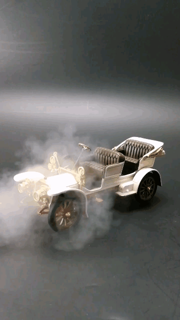 1904年造出第一辆梅赛德斯牌轿车。戴姆勒梅赛德斯汽车的诞生，奠定了现代汽车的基本造型