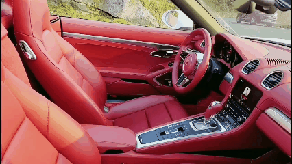 保时捷718内饰  红色真皮运动座椅造型特别夸张，非常动感，座椅的包裹性与支撑性都属于顶级水平。