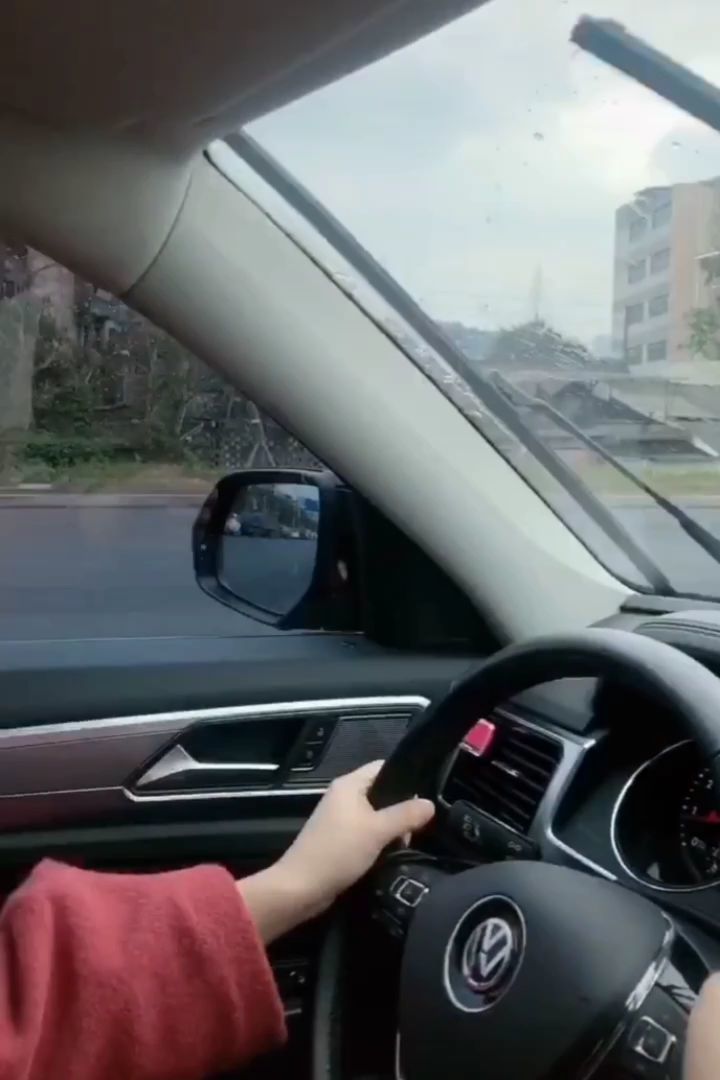美女学开车搞笑视频