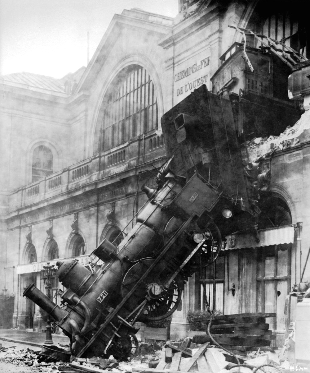 1895年10月22日,法国巴黎蒙帕纳斯火车站发生出轨