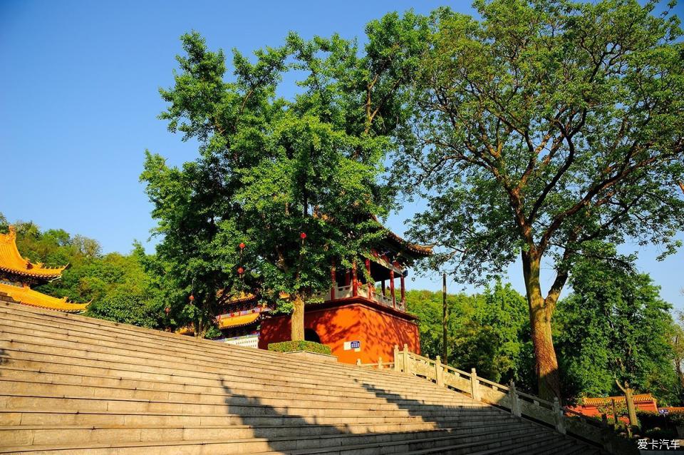 千年古寺展雄姿百花盛开报春来