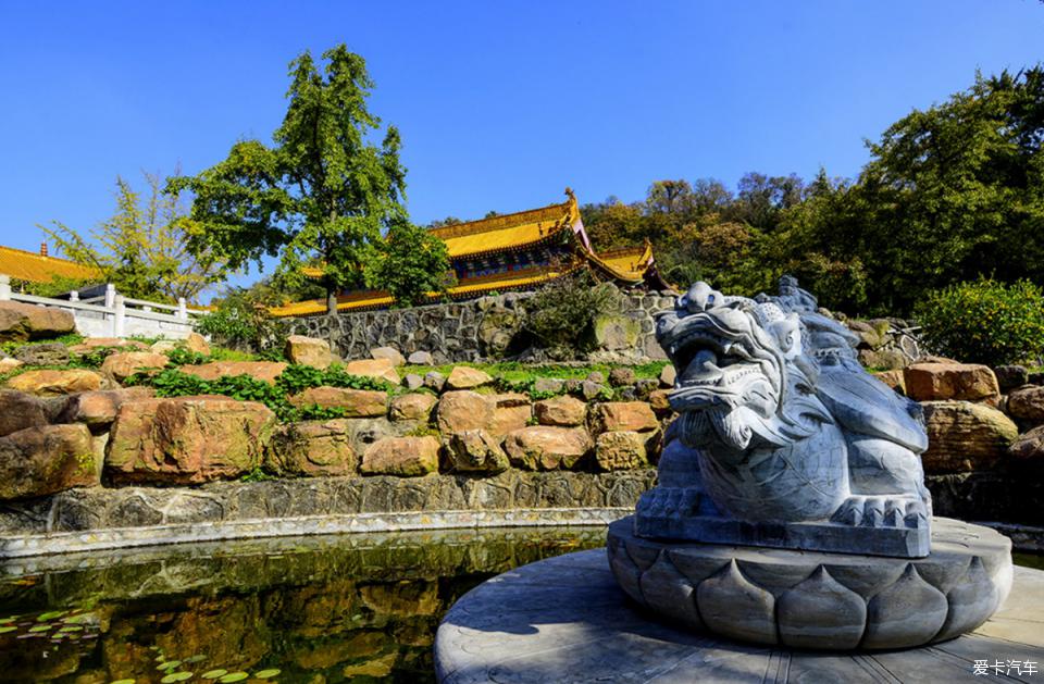 千年古寺展雄姿百花盛开报春来