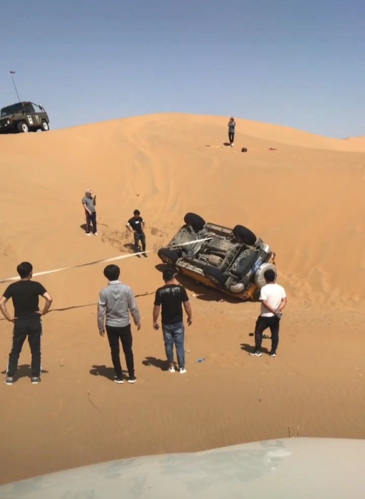 沙漠越野事故图片