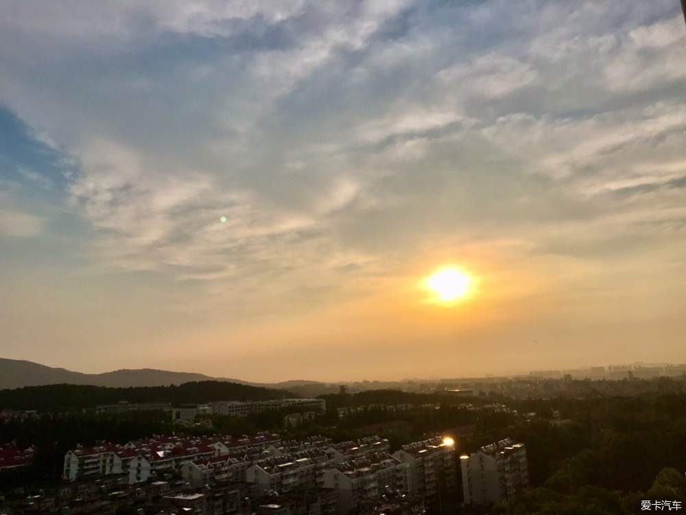 > 夏日清晨,晴朗涼爽,藍天白雲