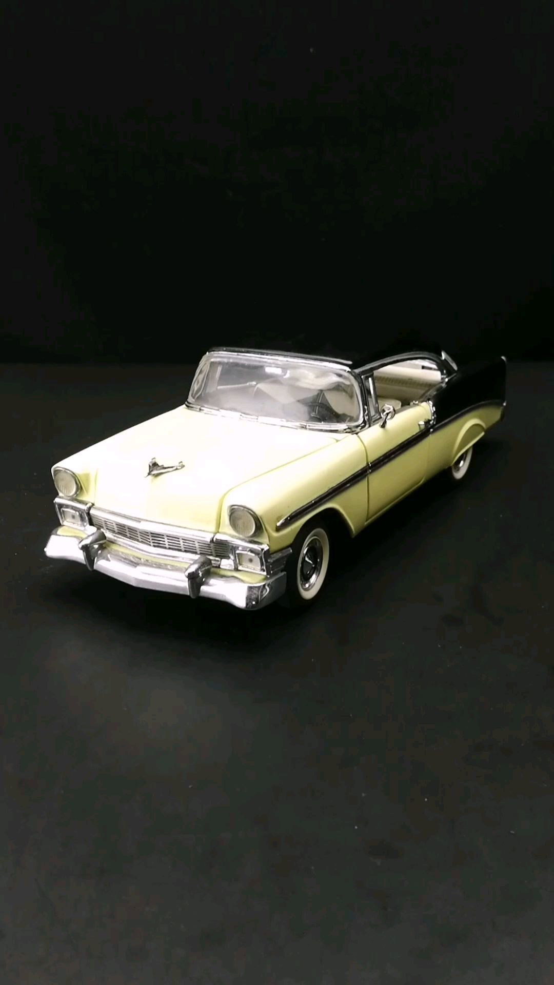 美式1956雪佛兰蓓丽跑车，1：24，东晓龙8模型收藏馆藏品。