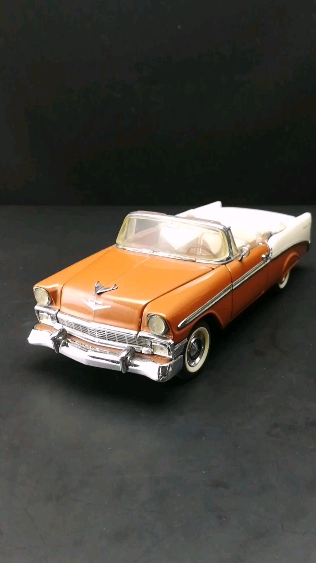 1956雪佛兰蓓丽敞篷跑车，1：24，东晓龙8模型收藏馆藏品。