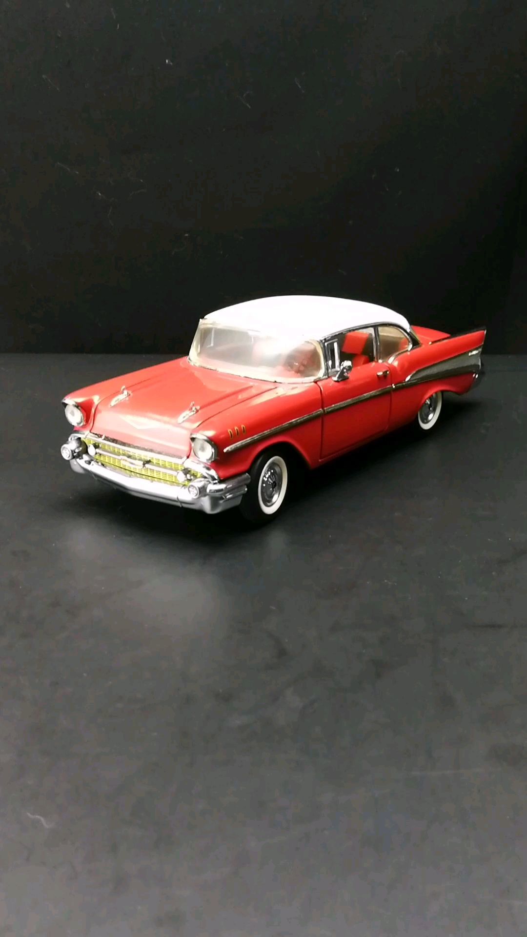 最能代表美国时代特征的垂直大尾翼1957蓓丽跑车，1：24，东晓龙8模型收藏馆藏品。