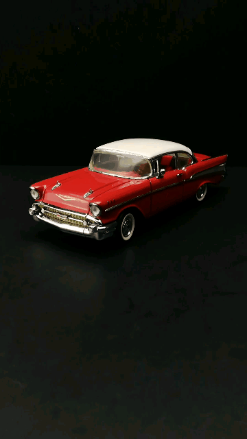 最能代表美国时代特征的垂直大尾翼1957蓓丽跑车，1：24，东晓汽车模型收藏馆藏品。