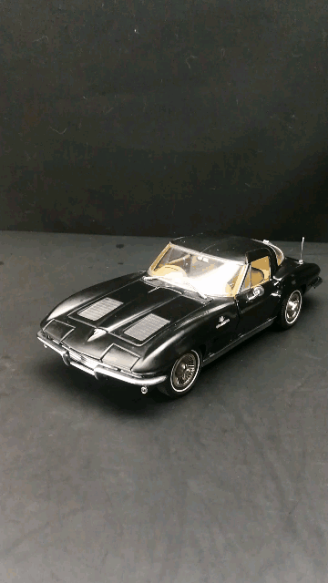 1963雪佛兰科尔维特史丁雷双座跑车，1：24，东晓汽车模型收藏馆藏品。