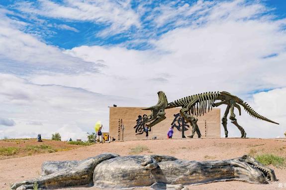 毋容置疑，恐龙，是内蒙古锡盟二连浩特的一张城市名片。估计很多人只知道二连盆地出土了很多恐龙化石，于是二连就拿恐龙说事儿。而作为世界上最重要的恐龙产地之一，中国的恐龙化石发现地遍及全国，尤以云南、四川、山东、新疆、黑龙江等地出土的大量恐龙化石而闻名于世。如果说云南禄丰的恐龙化石代表的是恐龙兴起时期，四川自贡代表恐龙兴旺时期，黑龙江嘉荫的恐龙代表灭绝时期，人家这三地把啥都代表完了，你二连最多也是这三地中某一地的复制。其实大谬――中国二连敢于拿恐龙作为自己城市的名片，理由辣可是杠杠滴――二连恐龙什么都可以不代表