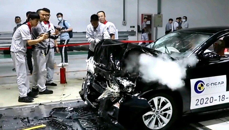 火了！东风日产天籁C-NCAP碰撞试验突发意外