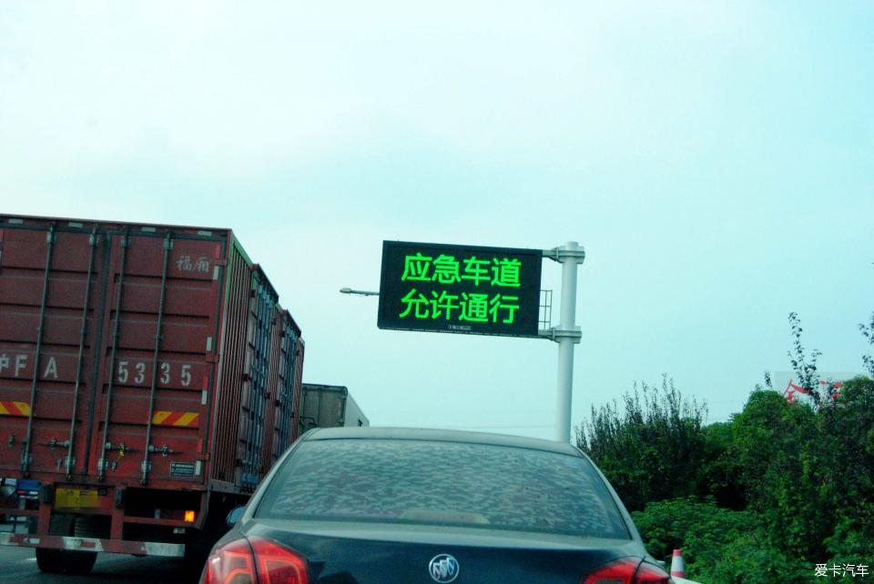 苏州观前街巧遇白娘子小青出游