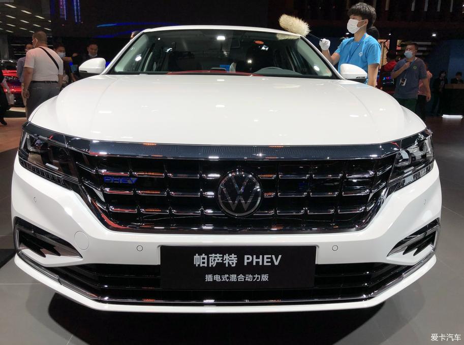 在2020第十八届广州车展上欣赏白色帕萨特phev插电混动版