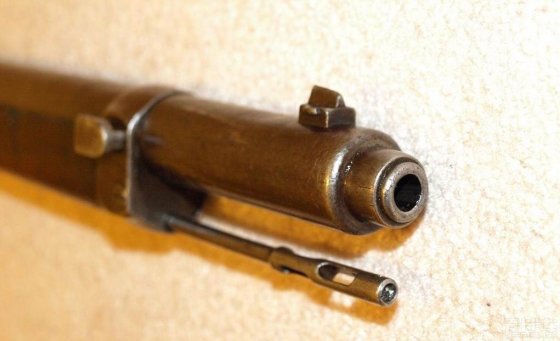 国内前期的仿制品也采用了全长式枪管套筒,故其早期枪型也被称之为老
