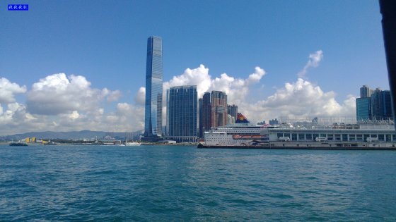 從尖沙咀天星碼頭(就在海港城邊上),坐船渡過維多利亞灣.